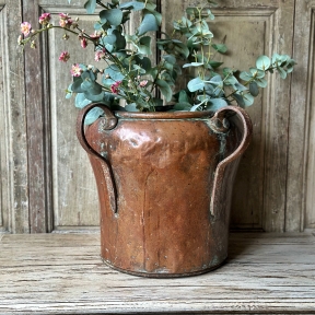 Doorleefde koperen pot