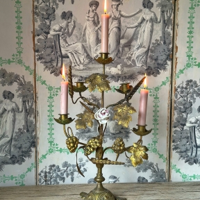 Candelabra met pastelroze roos