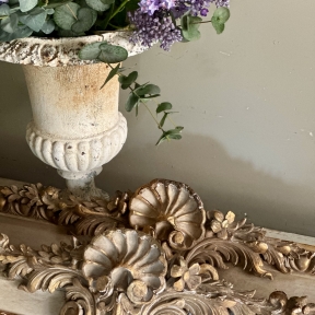 Schitterend ornament met cartouche 