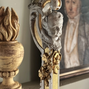 Frans ornament met putti hoofdje