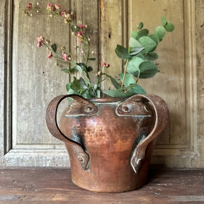 Schattige koperen pot met grote oren